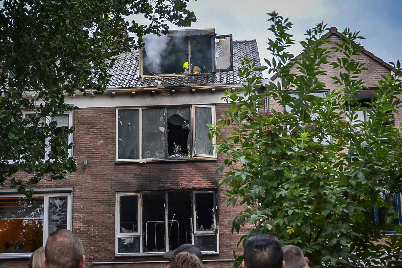 (VIDEO) Zeer grote brand in appartement aan de Molenbuurt in Alkmaar