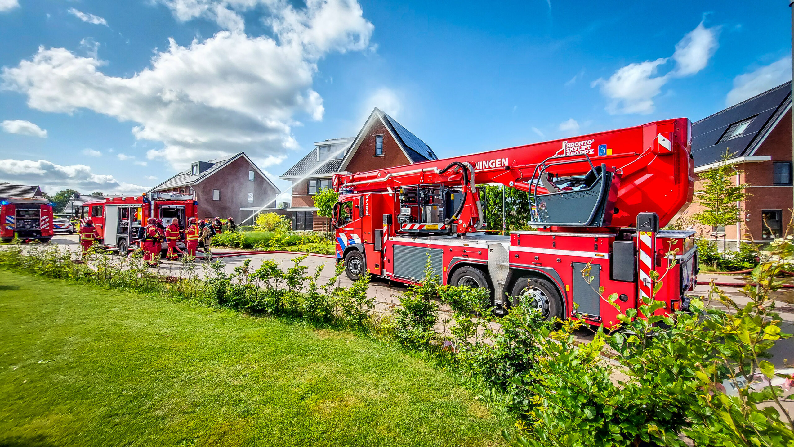 Brand op dak van woning in Leek